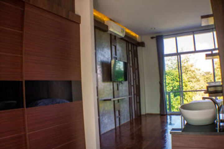Room 25 of 28