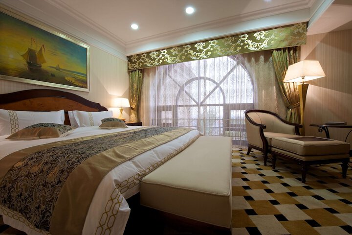Room 32 of 137