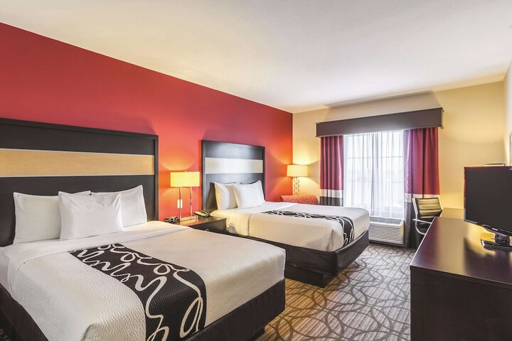 2 Queen Beds Accessible with Roll in Shower (8 of 11)