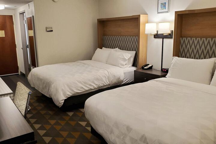 2 Queen Beds (3 of 10)
