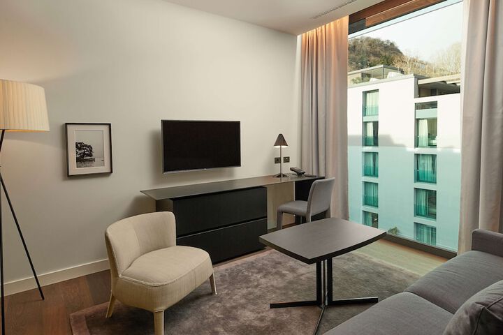 Room 18 of 213