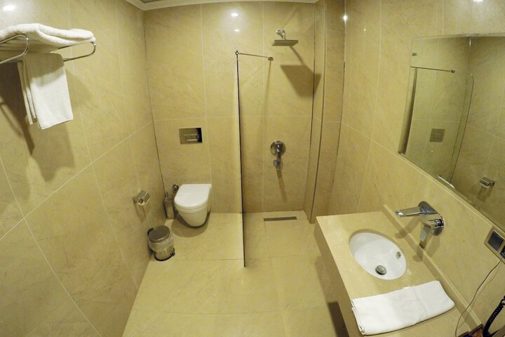 Room 21 of 32