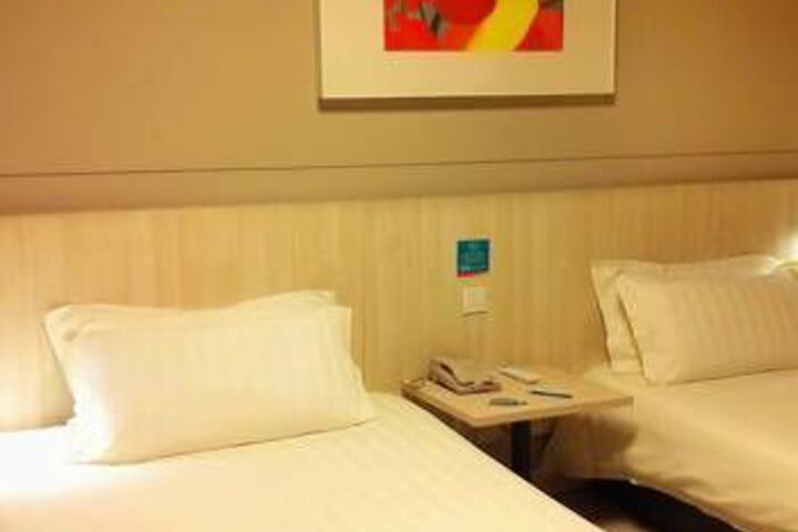 Room 7 of 12
