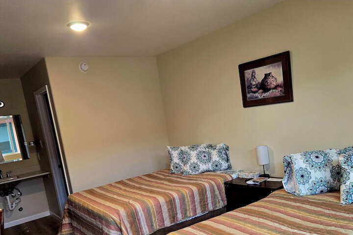 Room 6 of 12
