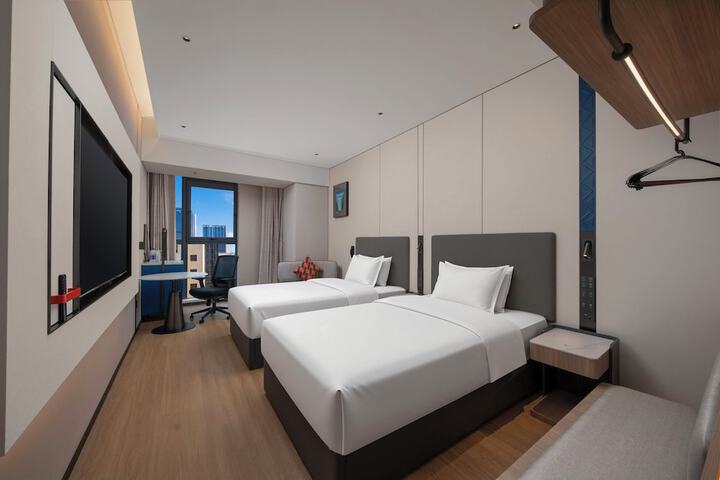Room 28 of 77