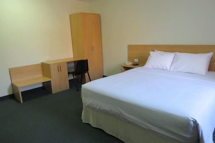 Room 9 of 18
