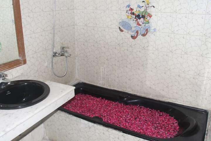 Deep soaking bathtub