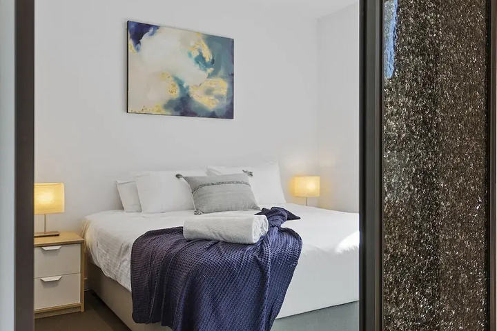 Room 2 of 10