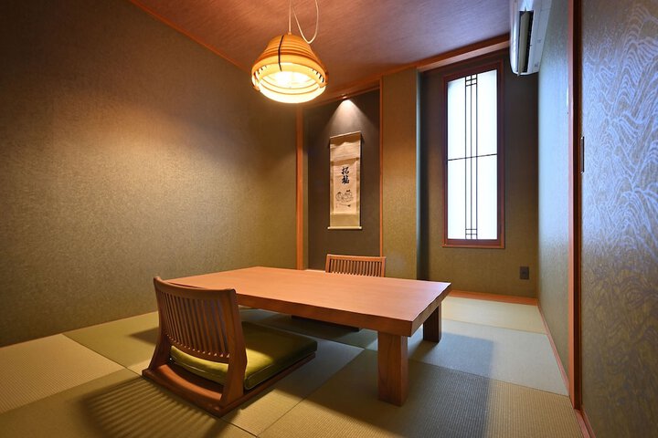 Room 8 of 124
