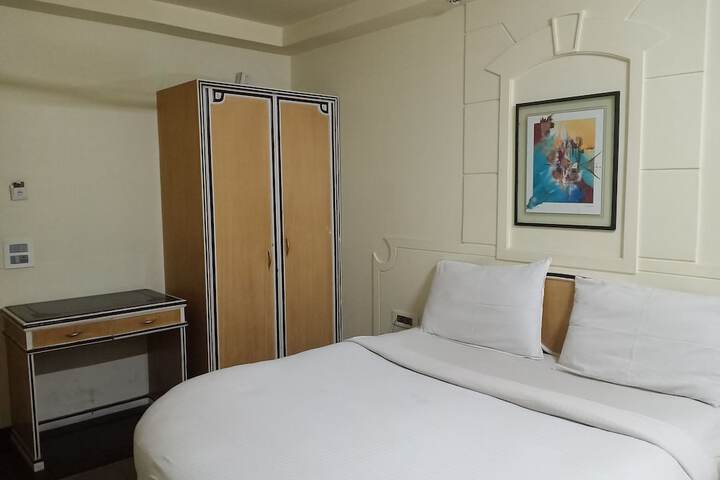 Room 13 of 35