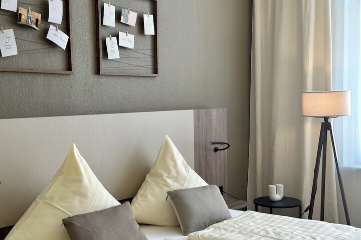 Room 3 of 44
