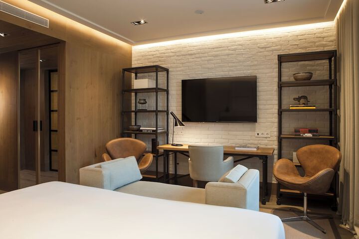 Room 11 of 34
