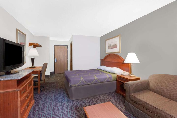 1 Queen Bed (4 of 16)