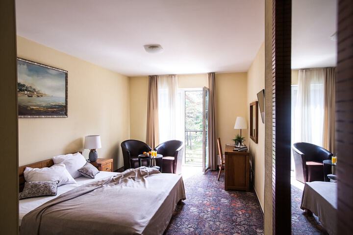 Room 8 of 75