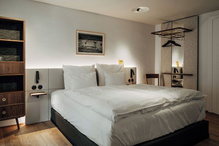 Room 15 of 83