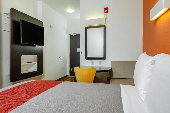 1 Queen Bed (2 of 26)