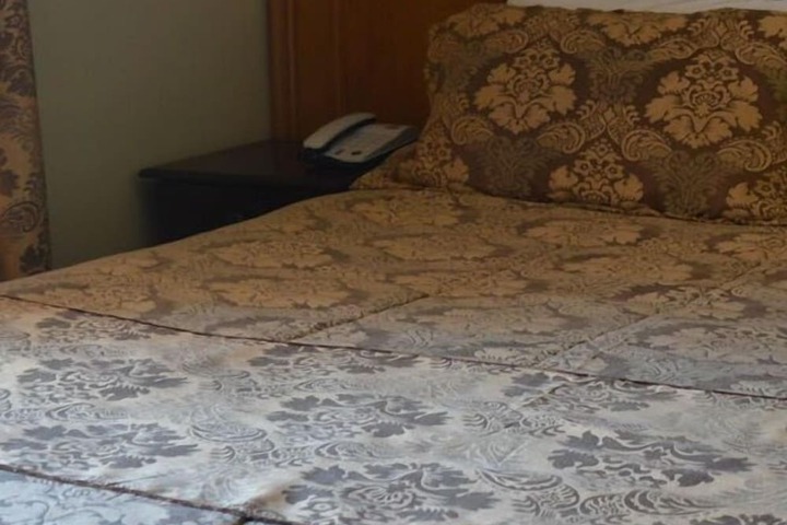 Room 4 of 17