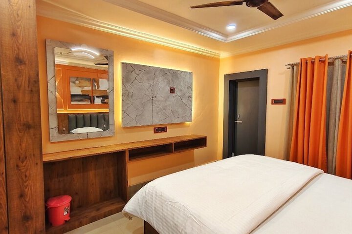 Room 9 of 33