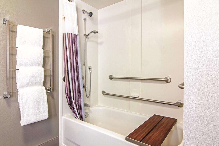 2 Double Beds Mobility Hearing Impaired Accessible Room (4 of 13)
