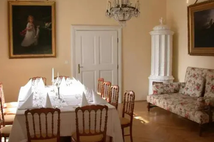 Dining 7 of 9