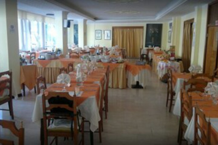Dining 5 of 12