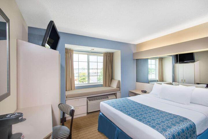 1 Queen Bed (7 of 10)