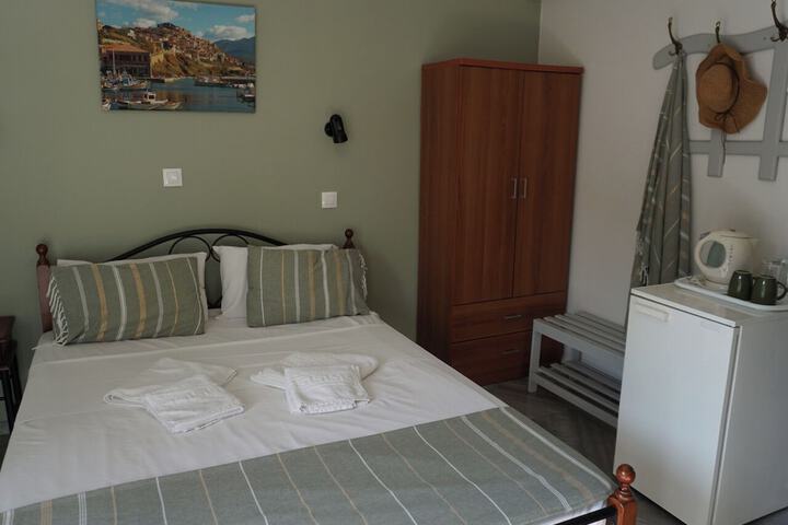 Room 27 of 102