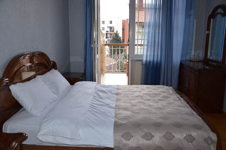 Room 5 of 9