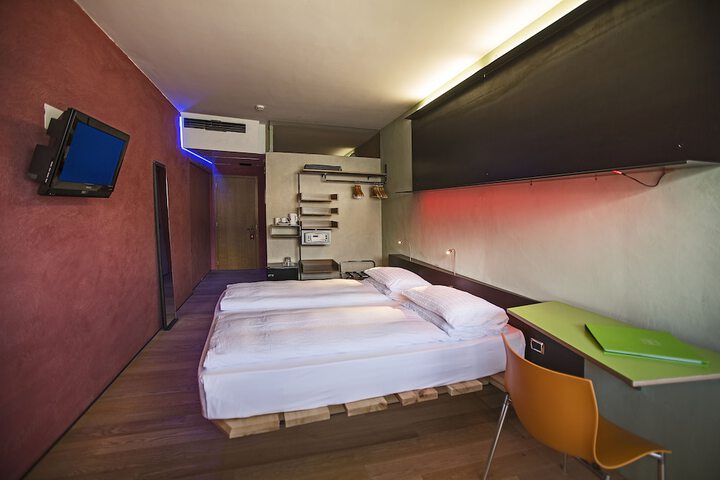 Room 4 of 95