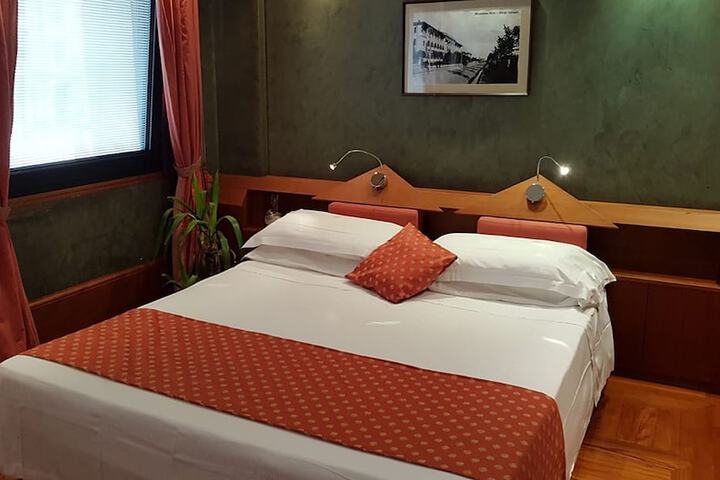Room 6 of 17