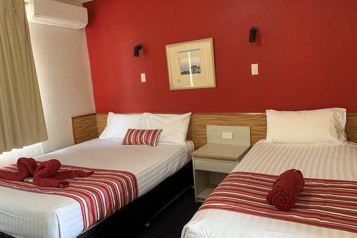 Room 13 of 28