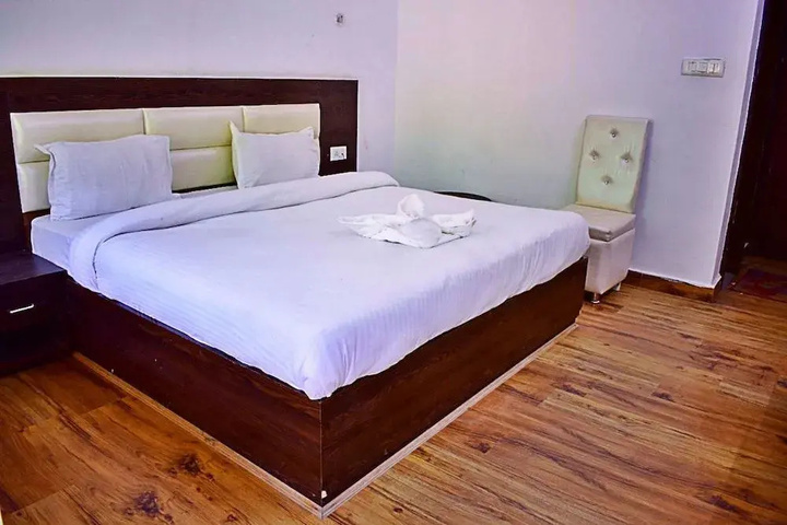Room 6 of 12