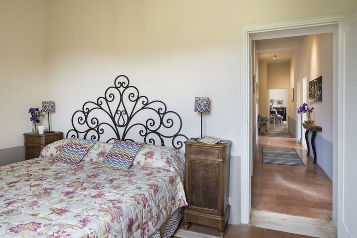 Room 18 of 142