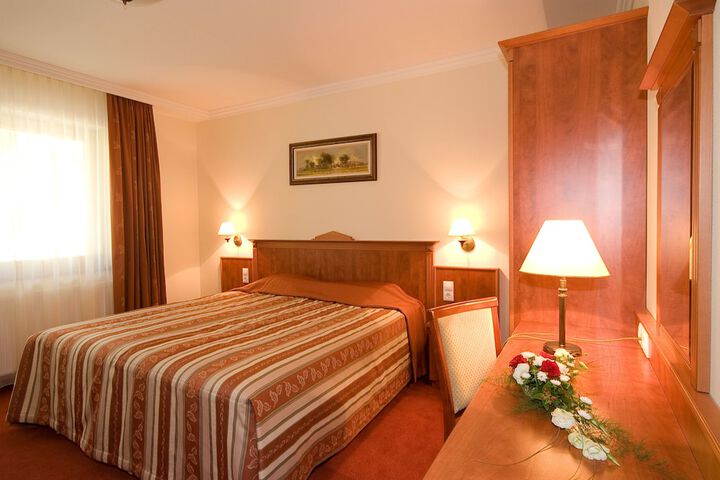 Room 6 of 42