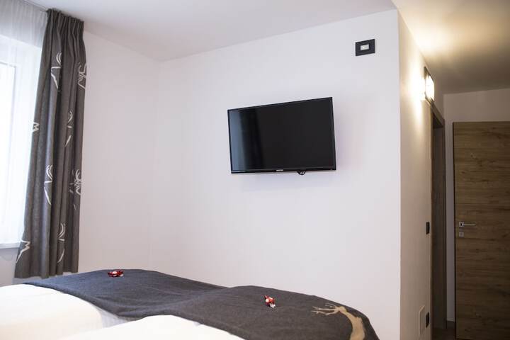 Room 12 of 33