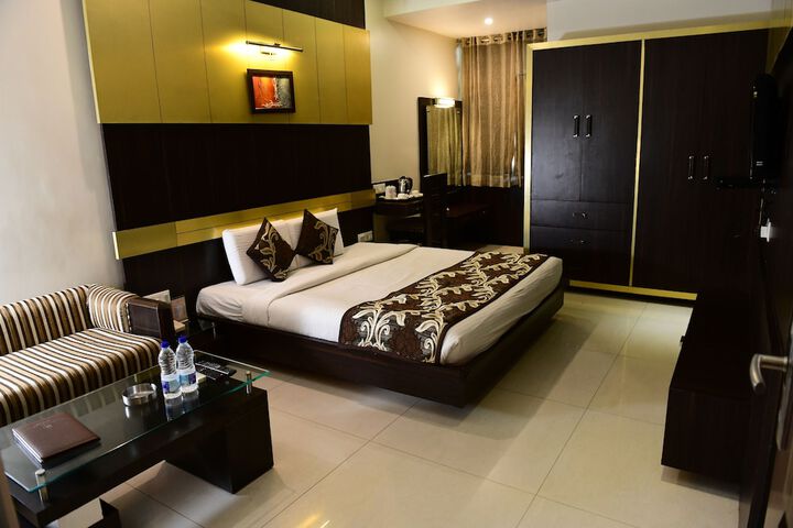 Room 12 of 16