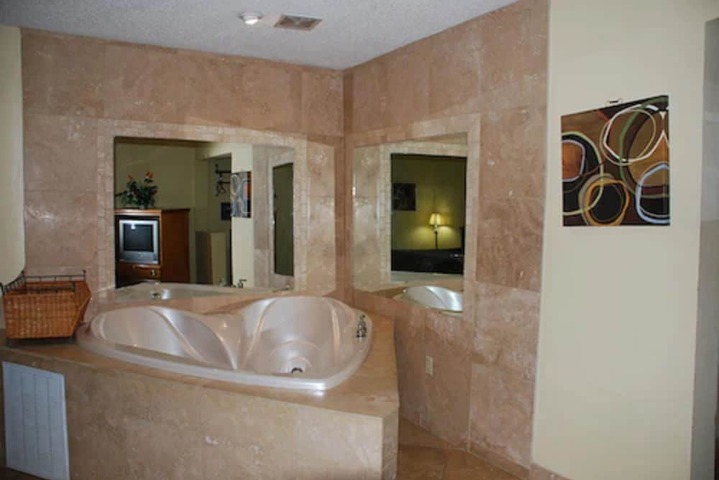 1 King Bed (5 of 8)