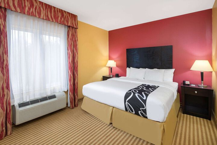1 King Bed Efficiency (13 of 25)