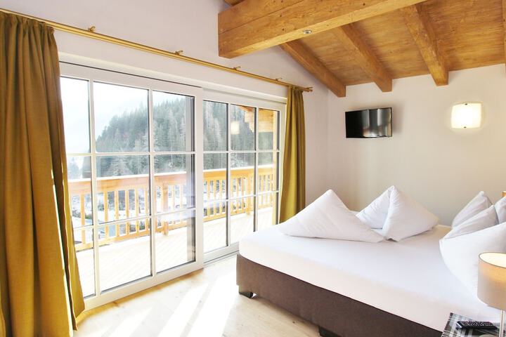 Room 3 of 33