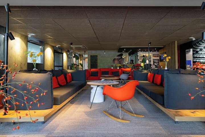 Lounge 98 of 119