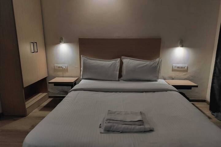 Room 5 of 12