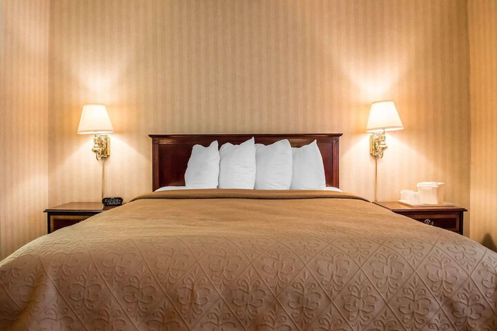 1 Queen Bed (13 of 15)