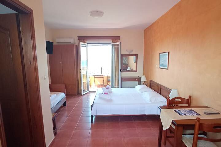 Room 4 of 12