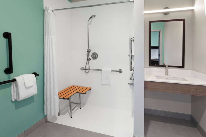 1 Queen Bed Mobility Accessible Bathtub with Grab Bars (10 of 27)