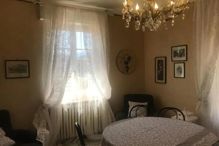 Room 2 of 10