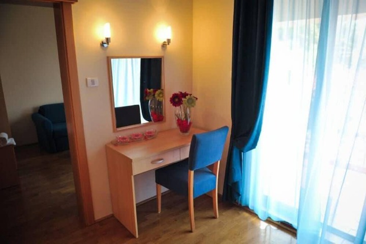 Room 5 of 12