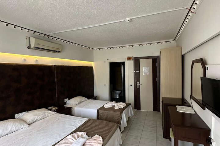 Room 33 of 46