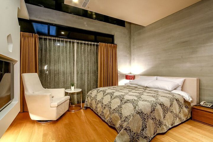 Room 16 of 43
