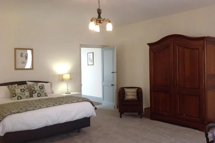 Room 6 of 9