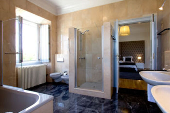 Room 5 of 73